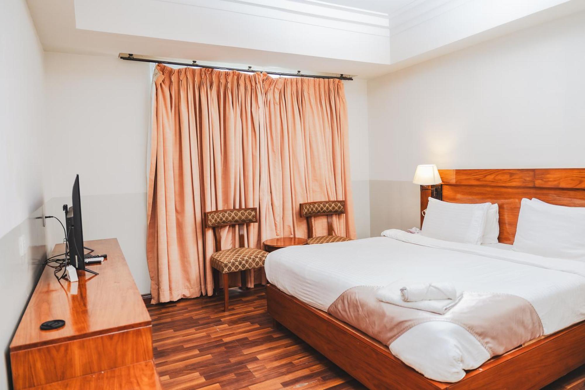 Esquire Hotels & Apartments Rawalpindi Esterno foto