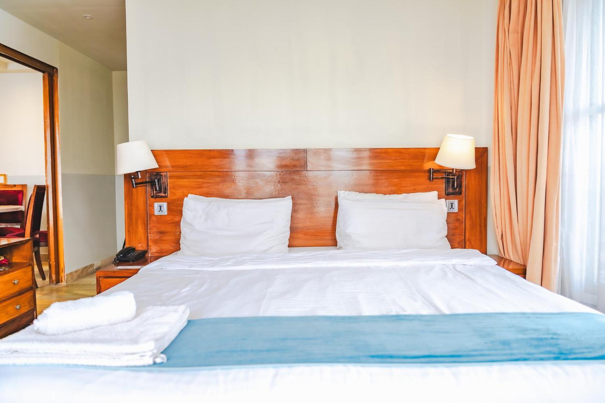 Esquire Hotels & Apartments Rawalpindi Esterno foto